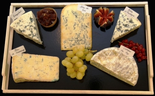 Ein Unternehmensgeschenk... - Family platters of cheese