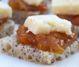 Receta Salers et chutney de brugnons et abricots sur tartines