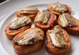 Receita Bethmale sur croûtons d'Anchois aux piments d'Espelette 