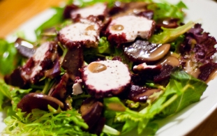 Receita Sainte-Maure-de-Touraine sur salade aux rillons