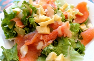 रेसिपी Grosse salade, saumon et rascasses poêlés, Coppa et copeaux de Parmesan