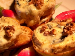 Recept Fourme de Montbrison sur tartines grillées et poires pochées au miel