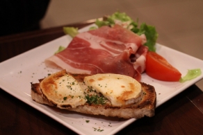 レシピ Salade et tartines de Banon au miel de Lavande.