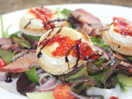 Receita Sainte-Maure-de-Touraine sur toasts et son chutney de pruneaux