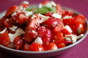 रेसिपी Sainte-Maure-de-Touraine sur salade de tomates