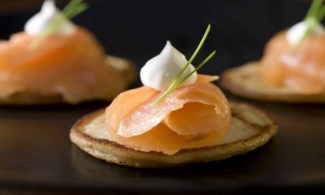 Receita Fourme de Montbrison et truite fumée sur blinis