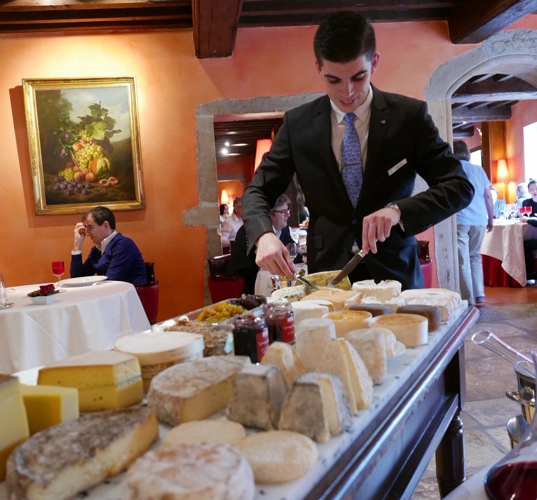 Le service du fromage sur plateau