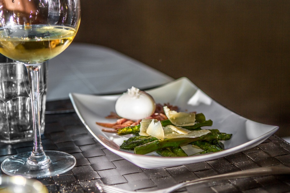 Asperges crues à la Romaine au Pecorino