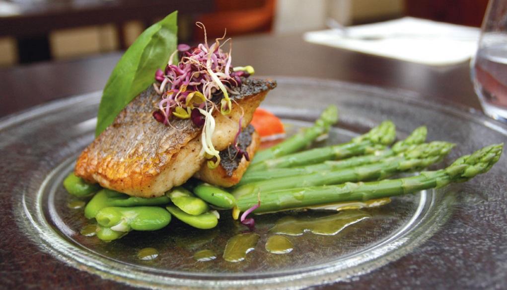 Bar rôti entier au thym, fenouil confit et Brillat-Savarin anisé