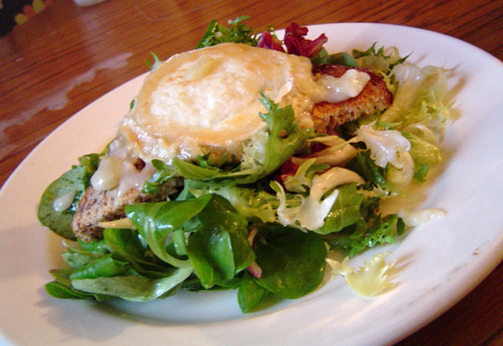 Rocamadour fondus sur pommes et salade de mâche