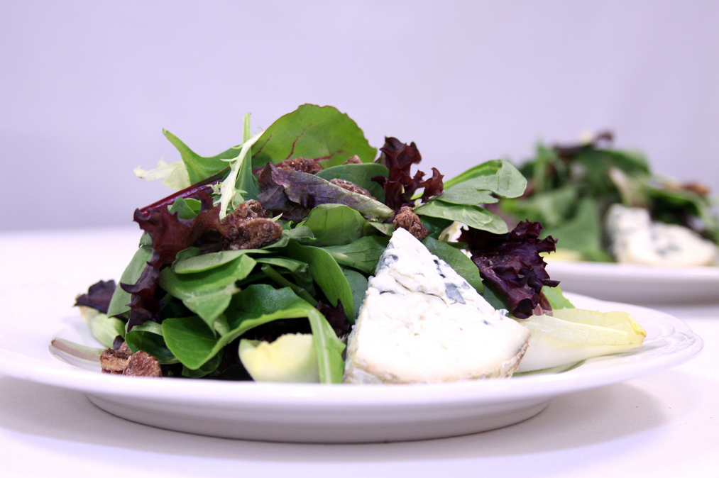 Gorgonzola et noix en salade