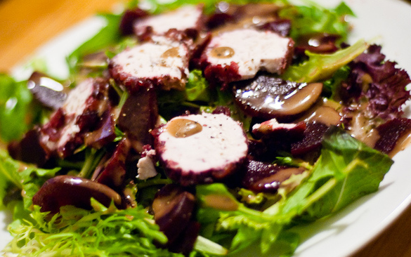 Sainte-Maure-de-Touraine sur salade aux rillons