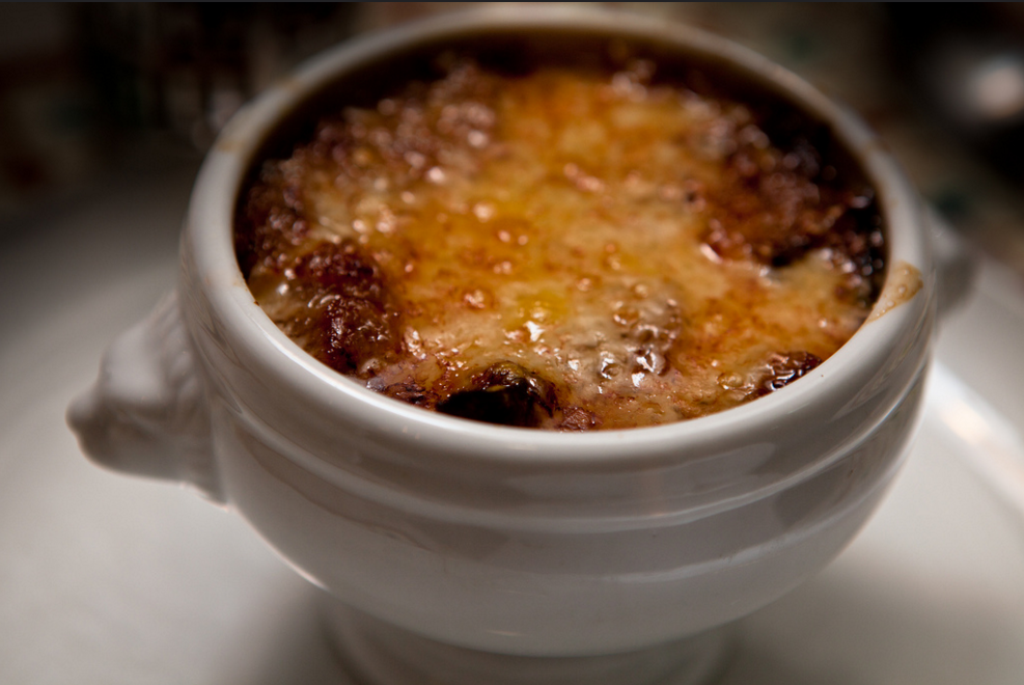 Soupe à l'oignon à la tomate Gruyère râpé et Parmesan