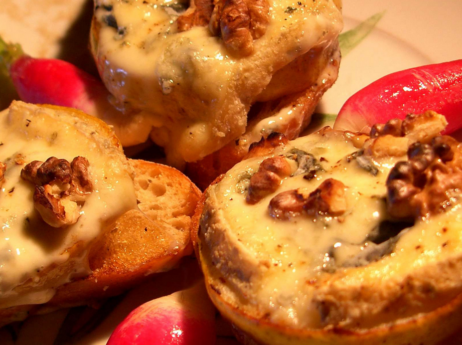 Fourme de Montbrison sur tartines grillées et poires pochées au miel