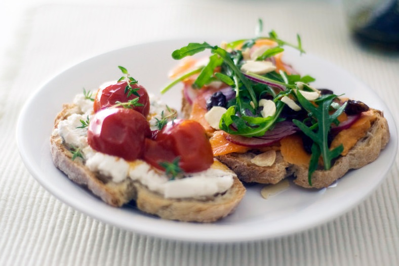 Tartines de tomates confites et fromage de l'Abbaye de Citeaux