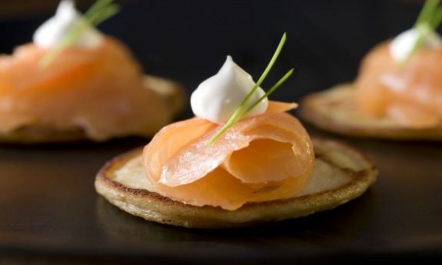 Fourme de Montbrison et truite fumée sur blinis